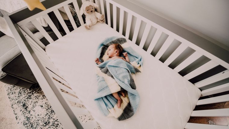 Aménager la chambre de bébé pour un sommeil sûr et serein