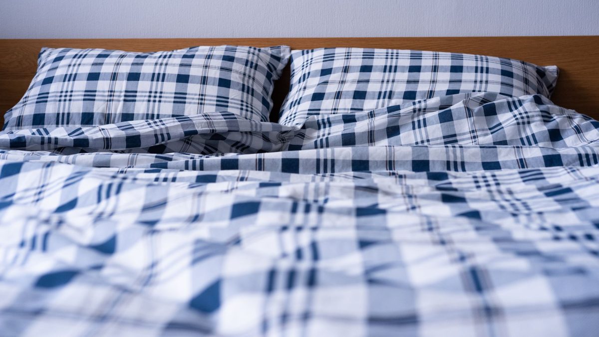 Choisir sa couette : chaleur, garnissage et saisons pour mieux dormir