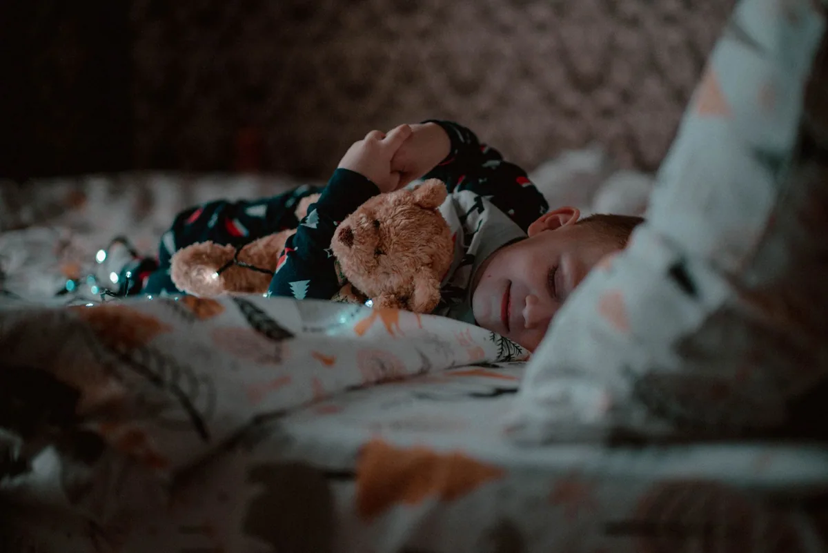 Peurs du soir et veilleuse : rassurer sans dramatiser