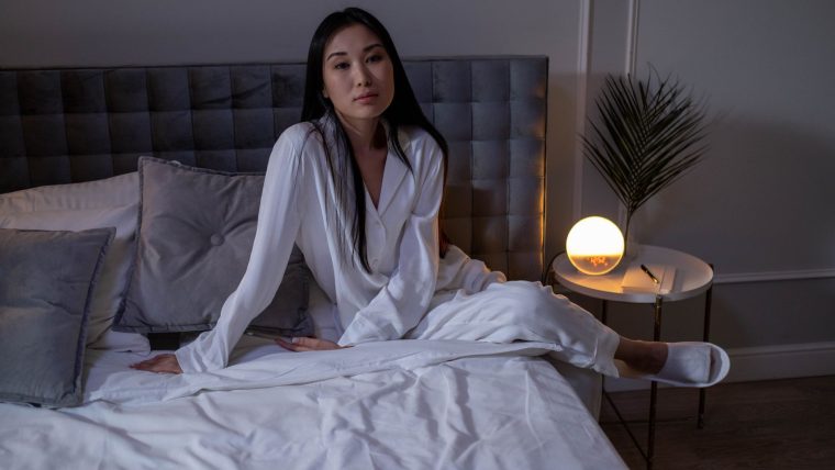Écrire avant de dormir : le journal du soir et la gratitude pour apaiser le mental