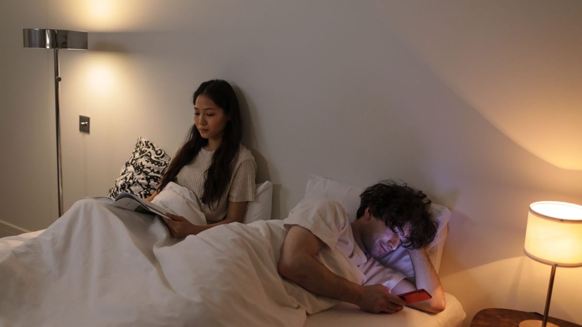 Lumière bleue et écrans le soir : quel impact réel sur le sommeil ?