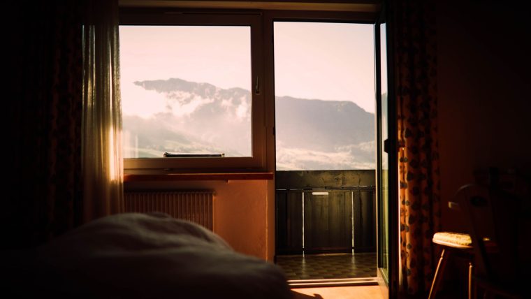 Réveils nocturnes : pourquoi on se réveille la nuit et comment se rendormir