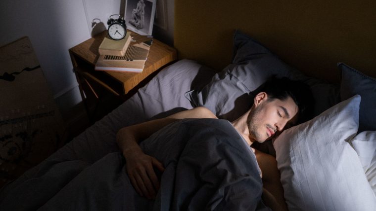 Sueurs nocturnes : pourquoi on transpire la nuit et comment y remédier